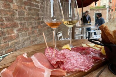 A Venetian Evening: Wine Tasting and Cicchetti with a Local Guide - The small-group advantage (and why eight people matters)
