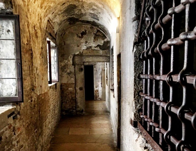 All-Inclusive Tour: Doge Palace, St Mark's Basilica & Square - Bridge of Sighs: when the palace story turns darker