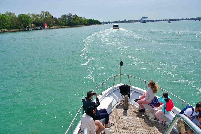 Boat excursion to the islands of Murano, Burano and Torcello - Boat Ride Reality: Guide Commentary, Group Size, and Noise