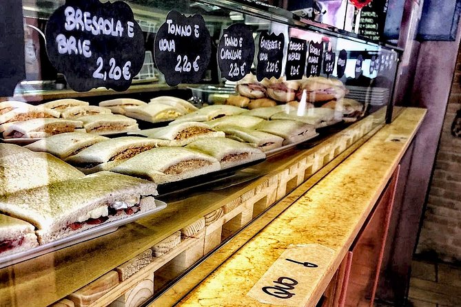 Brunetti's Venice: A Culinary Journey Through Leon's Mysteries - The guide makes it work: Valerio Coppo’s small-group style