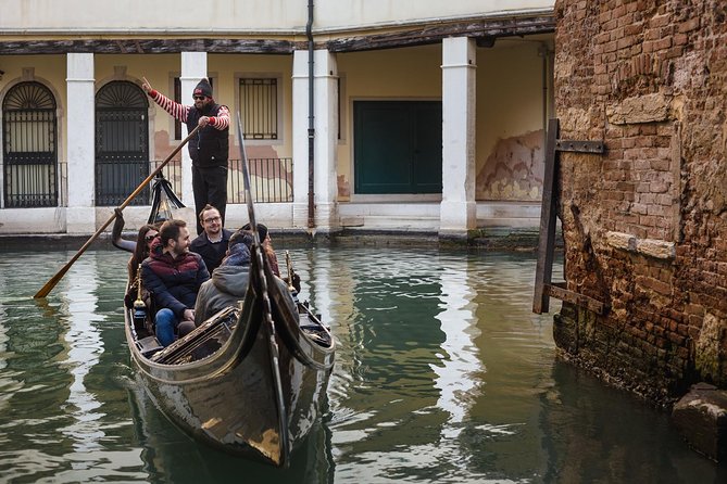 Charming Gondola Ride on the Grand Canal & Gondola Gallery™ - Timing: Why Late-Day Starts Can Feel Dark