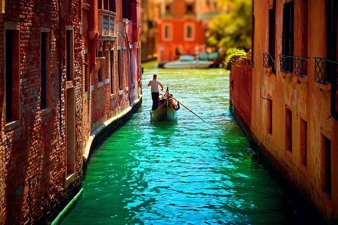 Classic 30-Minute Gondola Ride in Venice - Shared Ride Reality: Why the Masses Matter