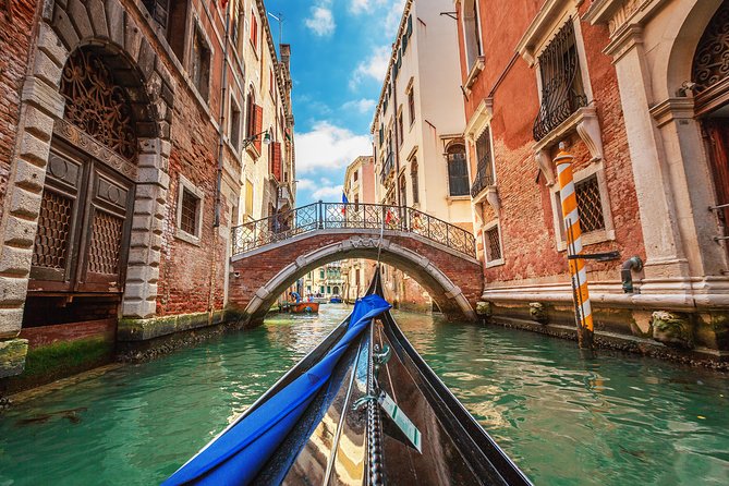 Classic 30-Minute Gondola Ride in Venice - Canal Grande Highlights: Rialto Views, Salute Basilica, and Opera-House Sides