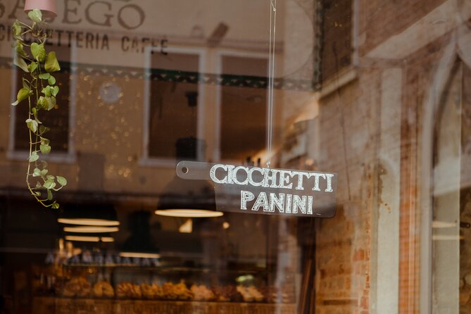 Eat like a Local: Venice Cicchetti and Wine Tasting Evening Tour - Venice cicchetti and wine: why this format works