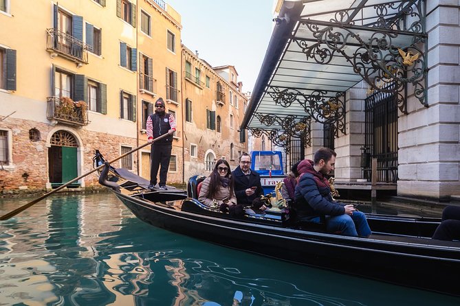 Grand Canal Gondola Experience with Live Commentary™ - VR pre-ride and Gondola Gallery: fun add-on, not guaranteed flawless