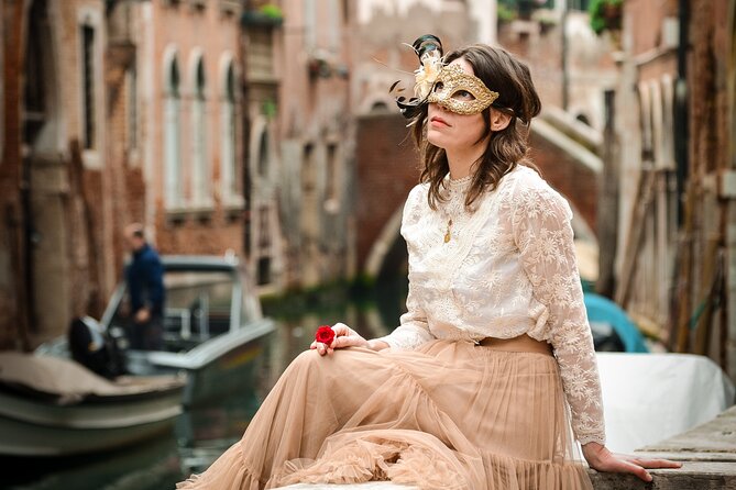 Luxurious Photoshoot in Venice - Meet up at Ponte di Rialto and get into photo mode