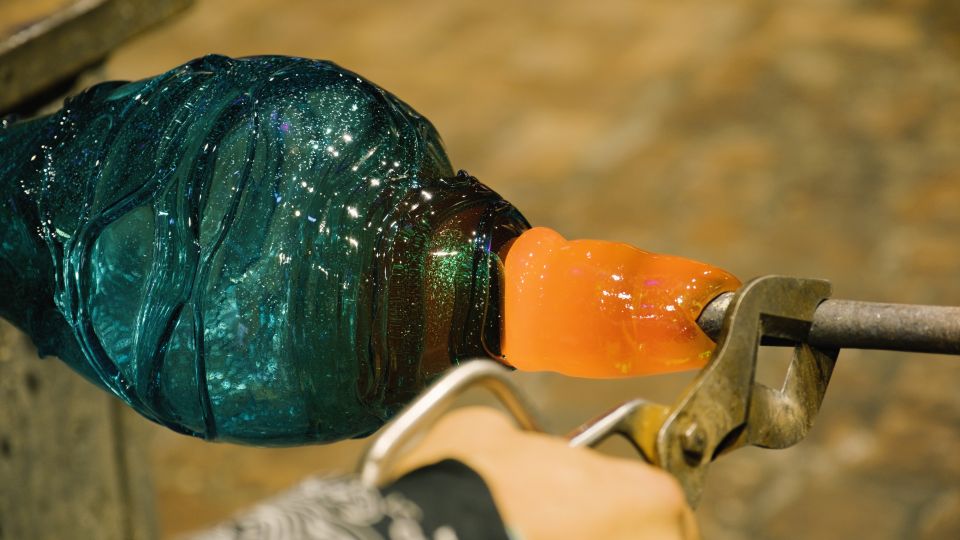 Murano: Glass Blowing Demonstration with Optional Drinks - Seating and viewing: get the best line of sight