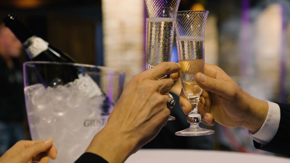 Murano: Glass Blowing Demonstration with Optional Drinks - The 25-minute demonstration: watch glass change state, fast