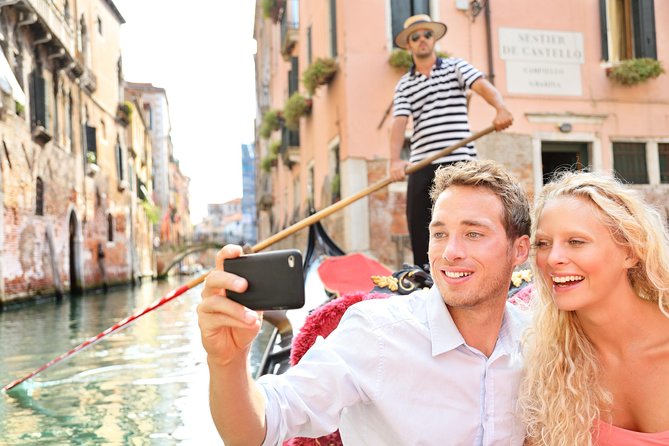 Private Crafted Gondola Ride on the Grand Canal - No formal commentary included: what that means for your expectations