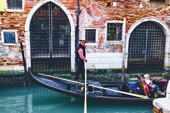 Private Gondola Ride in Venice - Gondolier style: singing, phone calls, and how much you’ll talk