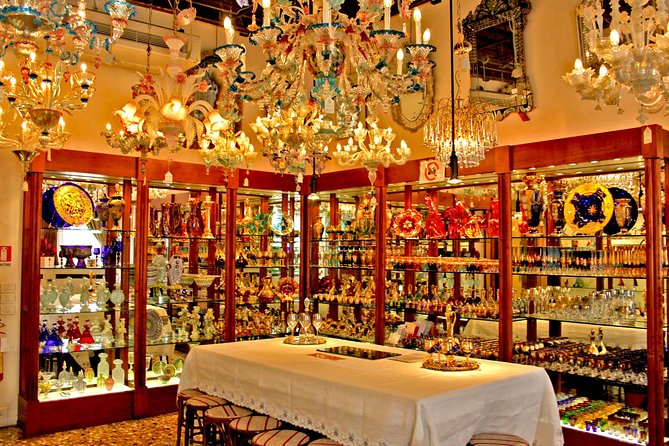 Private tour on Murano Island: discover the art of Artisanal Glassblowing - The showroom moment: beautiful glass, real pressure, and how to stay in control