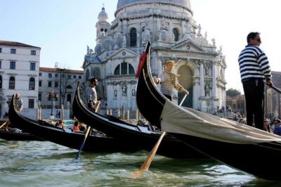 Private Tour: Venice Gondola Ride with Serenade - The serenade: what live music adds (and what can go wrong)