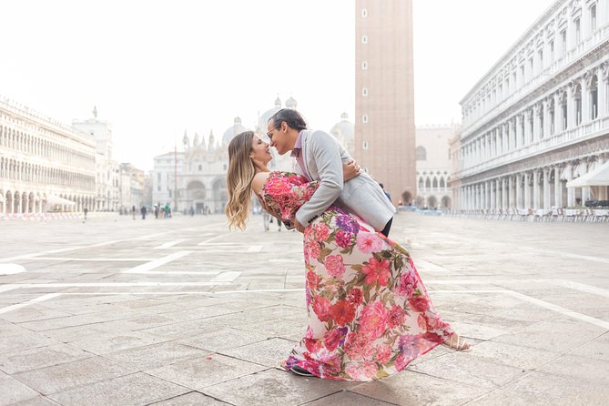 Professional Photographer in Venice, Italy - A private photographer session in Venice (not a selfie parade)