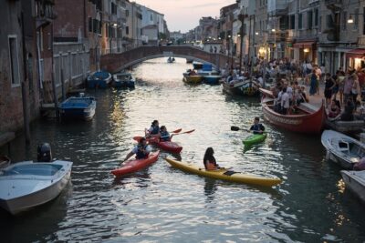 Real Venetian Kayak - Tour of Venice Canals with a Local Guide - Paddling the smallest canals: the Venice most people miss