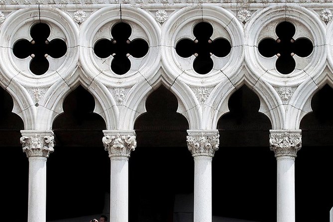 Skip the Line: Doge's Palace Guided Tour in Venice - Headsets and group size: hearing the guide inside a crowd