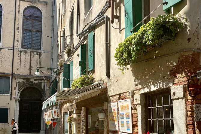 Small-Group Walking Tour of the Jewish Ghetto in Venice - Synagogues and museums: plan a follow-up if you want interiors