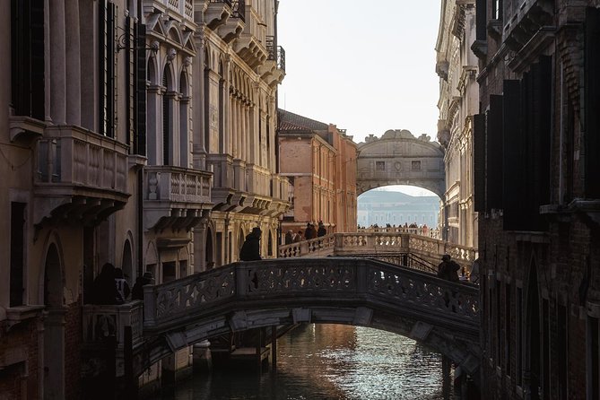 St. Mark's Basilica & Doge Palace + Murano, Burano Guided Tour - Arriving at St. Mark’s Square and the Walking Tour That Sets the Stage