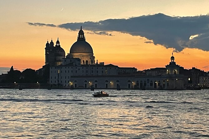 Sunset Jazz Catamaran Cruise with Aperitivo and Live Saxophone - Boat comfort, crowd level, and photo strategy