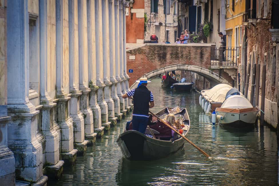 Venetian Private Sandolo tour - Why a Sandolo ride feels more Venetian than the usual gondola loop