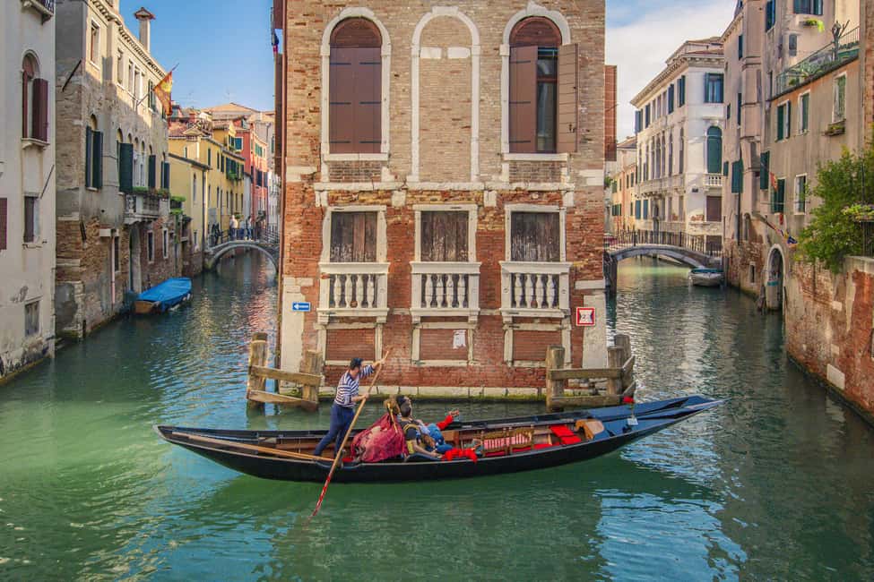 Venetian Private Sandolo tour - The boat in real life: flat bottom, rower in the center, lots of room