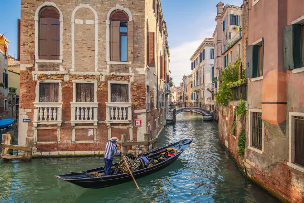 Venetian Private Sandolo tour - Driver vs guide: how to get the most from the conversation