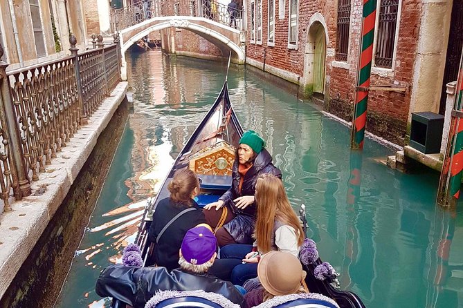 Venice: 30 min private Gondola Ride with Guide - Landmarks beyond the obvious: Punta della Dogana, Salute, Peggy Guggenheim