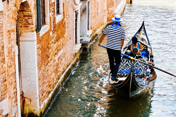 Venice: 30 min private Gondola Ride with Guide - Price and value: what $343.48 per group really buys you