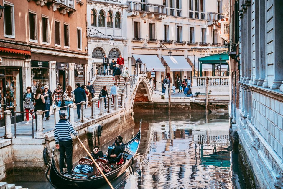 Venice: 30-Minute Gondola Ride on Grand Canal with Serenade - Timing realities: 30 minutes sold, 20 minutes sometimes felt