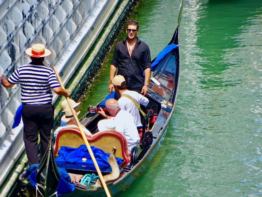 Venice: 30-Minute Gondola Ride on Grand Canal with Serenade - Shared versus private: what you’re really paying for