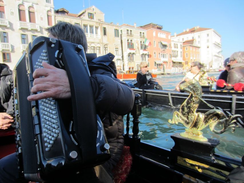 Venice: 30-Minute Gondola Ride on Grand Canal with Serenade - The music setup: why hearing the serenade is part of the value
