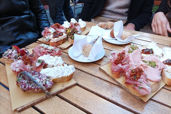 Venice Bacaro Food Tour: Eat and Drink like a Venetian - Stop 4: Calle de la Bissa and mozzarella in carrozza
