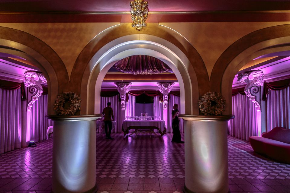 Venice: Cabaret Dinner Show - The dress code and timing: arrive ready to look the part