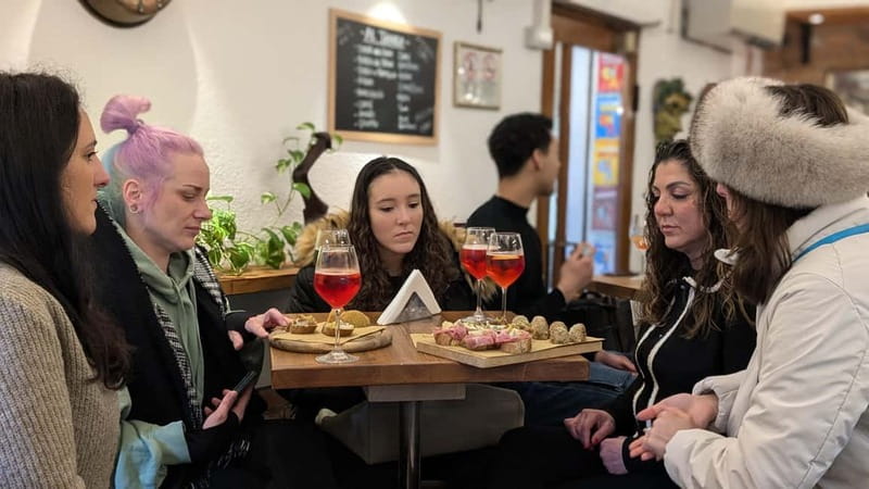 Venice: Cicchetti, Spritz, and Wine Tour in Ghetto Ebraico - First bar stop: wine tasting and cicchetti to get your bearings
