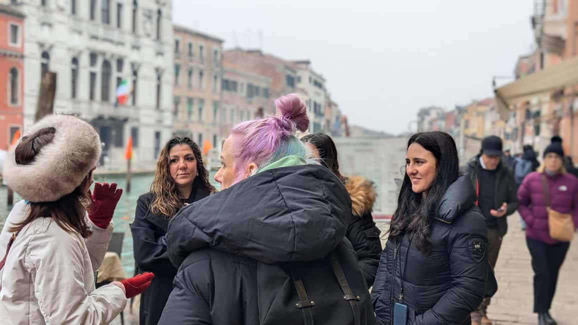 Venice: Cicchetti, Spritz, and Wine Tour in Ghetto Ebraico - Second local bar: more wine and more cicchetti