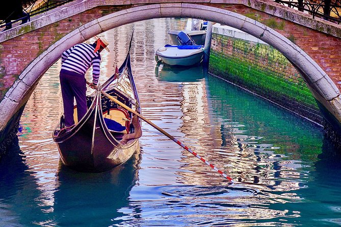 Venice: Classic 30-Minute Gondola Ride Through the Canals - Logistics that can make or break the experience
