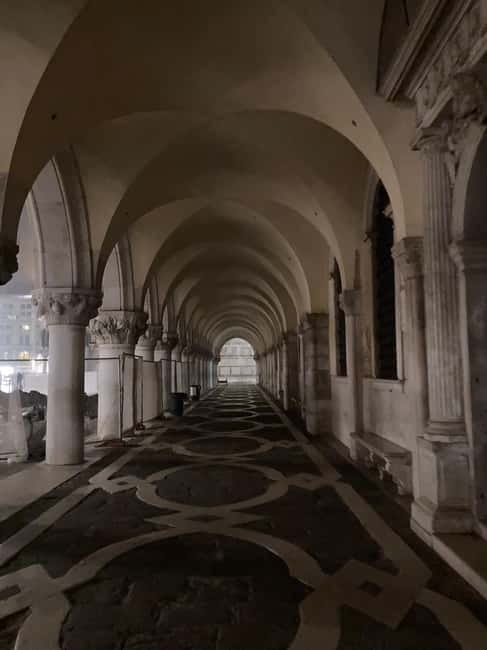 Venice: Crimes, Legends, and Mysteries Sunset Tour - The Stop Flow: From Stories at Buildings to Closing Near St. Mark’s
