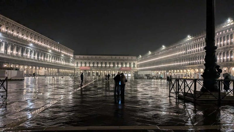 Venice: Crimes, Legends, and Mysteries Sunset Tour - What to Bring for a Comfortable Evening Walk