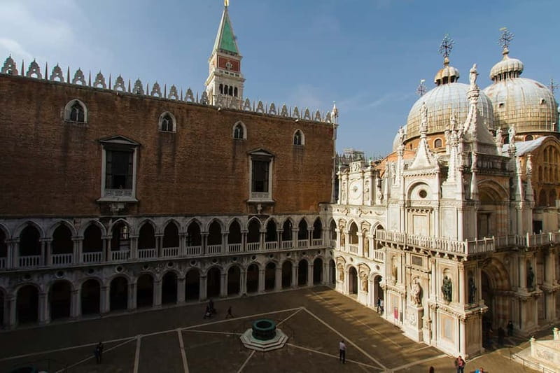 Venice: Doges Palace, Prison, and Secret Passageways Tour - Council Rooms, Checks and Balances, and the Palace Mindset