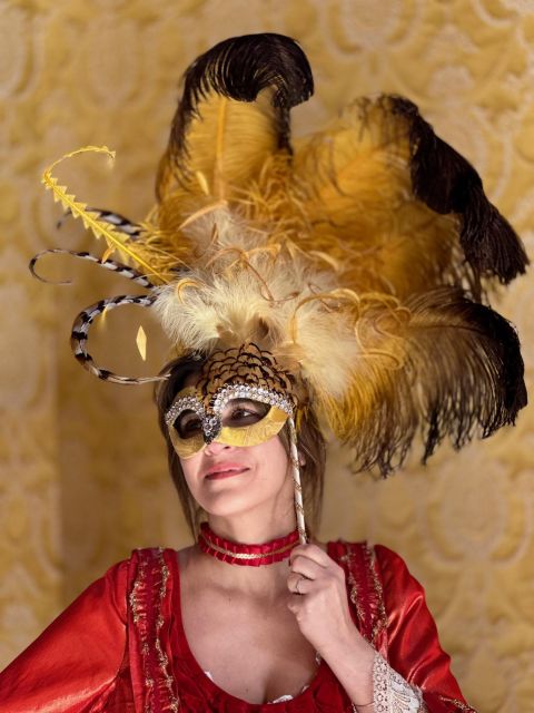 Venice: Dress-Up Experience - Feel Royal in a Venetian Palazzo, All in One Hour