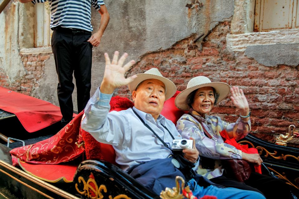 Venice: Gondola Ride with Live Guide or Audio Guide - Comfort, Boarding, and Gondola Reality