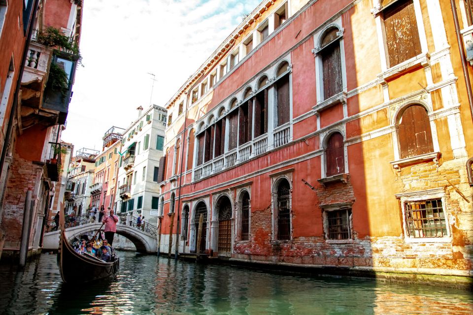 Venice: Gondola Ride with Live Guide or Audio Guide - Group Vibes: Live Guidance Is Great, But Quiet Matters