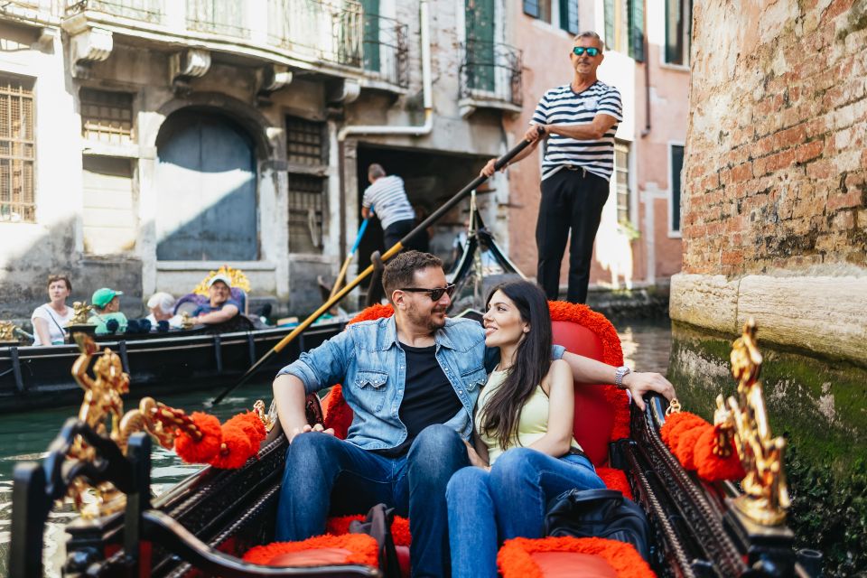 Venice: Grand Canal Gondola Ride with App Commentary - Gondola Gallery + VR: A Clever Way to Extend the Experience