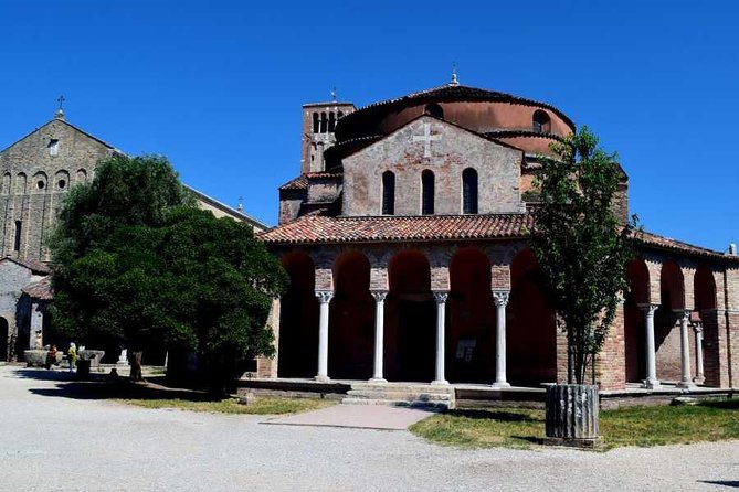 Venice Islands Cruise: Murano Glass, Rainbow Burano & Torcello - Rainbow Burano: Lace Traditions, Canals, and Biscuits