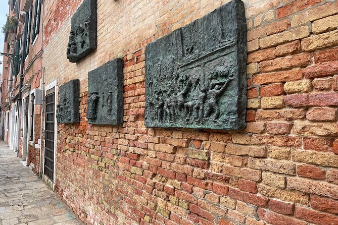 Venice: Jewish Ghetto Walking Tour with Synagogues Visit - Ghetto Vecchio: where artisans, shops, and galleries make it human