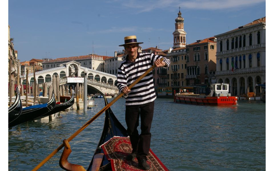 Venice: Mysterious Tales of Ghosts and Murders - The first stop and the hidden “watch closely” moment