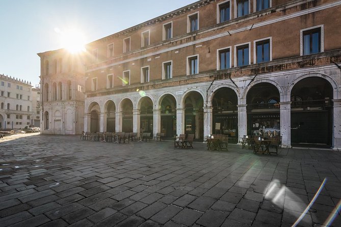 Venice: San Marco to Rialto Walking Tour & Spritz Like a Local - The white-plaque explorer site: a brief stop with intrigue