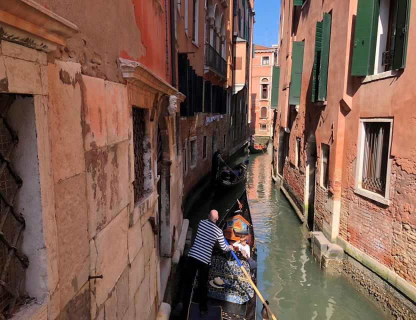 Venice: Shared Gondola Ride - Rules that can trip you up: glass objects and planning ahead