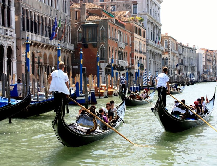 Venice: Shared Gondola Ride - No commentary onboard: turn the ride into a self-guided sight tour
