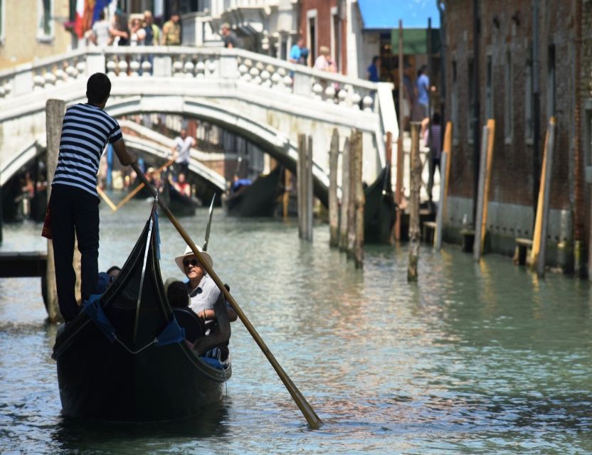 Venice: Shared Gondola Ride - Gondolier vibe, smells, and noise: the real-world stuff