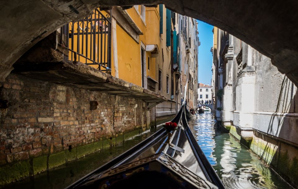 Venice: Shared Gondola Ride Across the Grand Canal - Shared Gondola Across the Grand Canal: What You’re Actually Buying